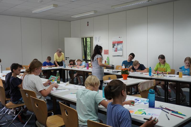 SommerKinderCollege an der DHBW Karlsruhe: Wissen spielerisch entdecken: Das SommerKinderCollege an der DHBW Karlsruhe bietet Workshops zu wissenschaftlichen Themen für wissbegierige Kinder – eine Verbindung aus Lernen und Ferienbetreuung. 