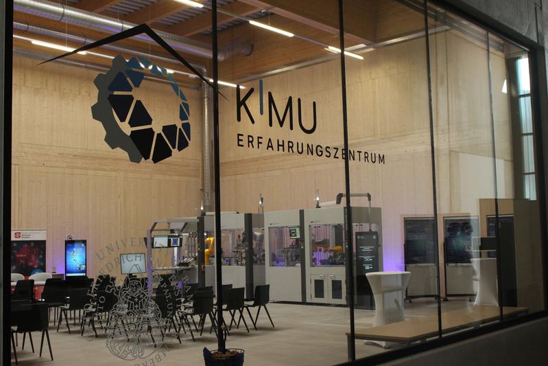 Im KMU-KI-Erfahrungszentrum lernen kleine und mittlere Unternehmen die Potentiale von KI für ihre Produktion kennen.