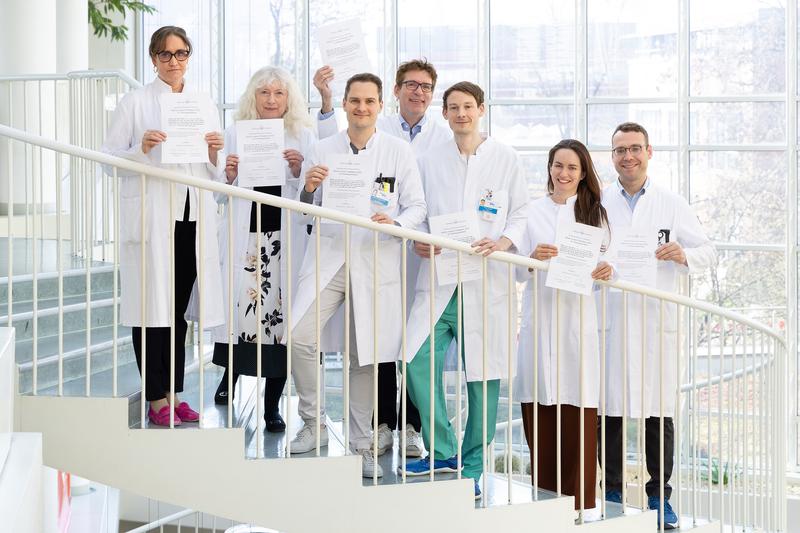 Wissenschaftler von UKR und UR wurden mit dem Sibylle Assmus-Preis für ihre Forschungsarbeit, Tastempfindungen von Fingern in der Großhirnrinde sichtbar zu machen, ausgezeichnet.