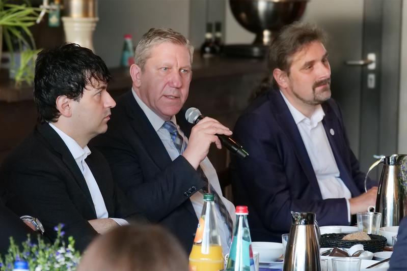 Sven Weizenegger vom CIH (2.v.l.), Andreas Schwarz, MdB und Forschungsdirektor Christian Hummert sind sich beim 2. Parlamentarischen Frühstück einig, wenn es um die schnelle Umsetzung von Innovationen geht. 