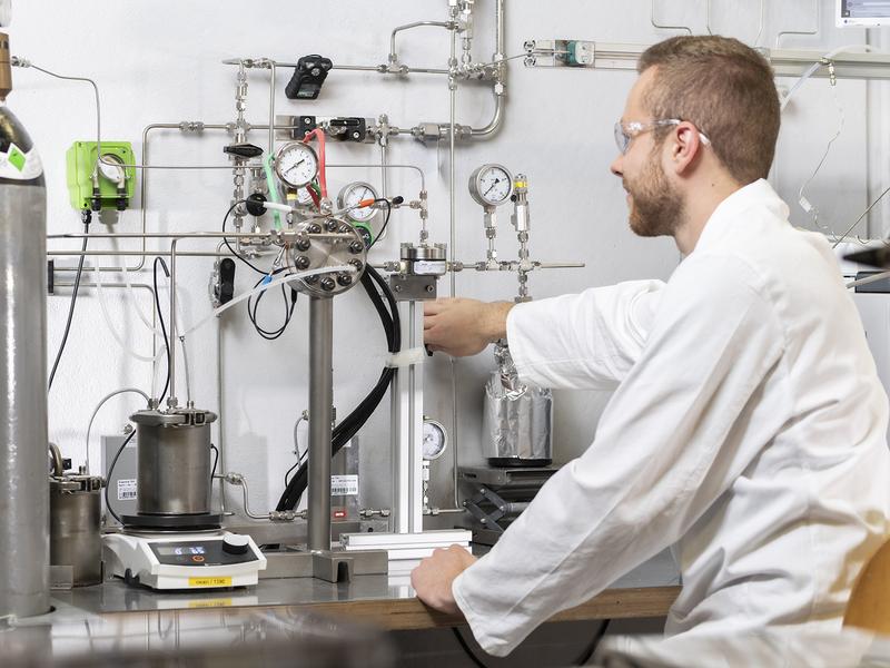 Die Forschenden stellen einen neuen Reaktor vor, der Kohlendioxid (CO2) unter Verwendung von unter Druck stehendem CO2 und reinem Wasser effizient in wertvolle Chemikalien umwandelt.