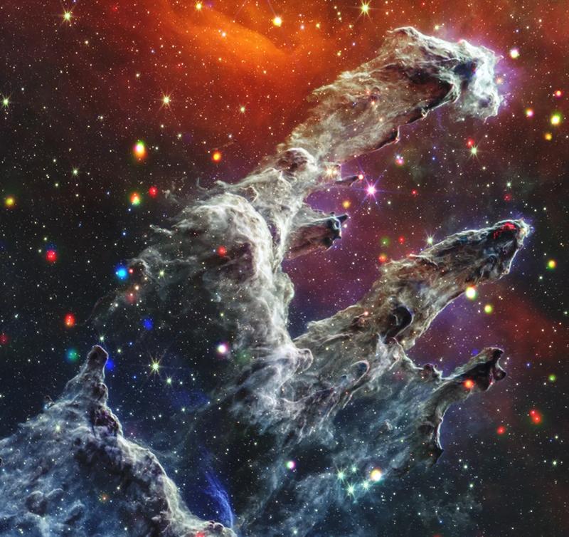 Der Adlernebel (Messier 16) ist eine berühmte Himmelsregion, deren hoch aufragende Säulen aus Gas und Staub oft als „Säulen der Schöpfung“ bezeichnet werden. Das Komposit-Bild wurde aus Daten des Chandra-Röntgenobservatoriums und des James-Web