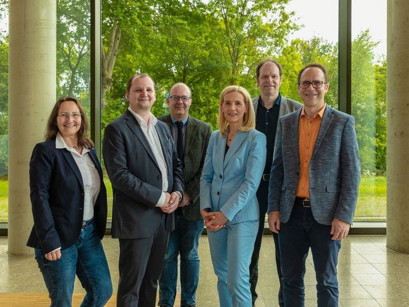 Designierte Sprecher:innen der Exzellenzcluster „Die Marsperspektive“ und „Der Ozeanboden“ sowie Rektorin Jutta Günther (3.v.r.) und Konrektor Michal Kucera (2.v.l.).