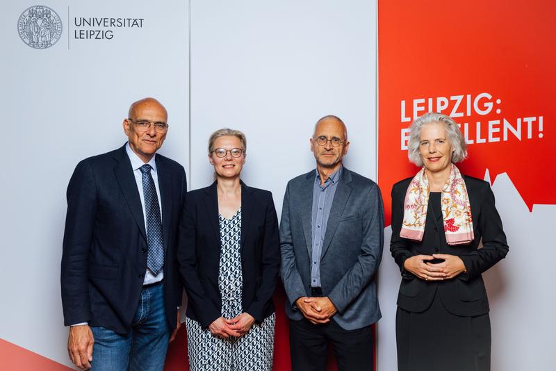 Große Freude nach Bekanntgabe der Exzellenzentscheidung: v.l.n.r. Prorektor Prof. Dr. Jens-Karl Eilers, LeiCeM-Co-Sprecherin Prof. Dr. Antje Körner, LeiCeM-Sprecher Prof. Dr. Michael Stumvoll und Rektorin Prof. Dr. Eva Inés Obergfell.