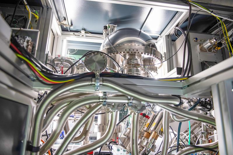 Die Forschenden von POLiS nutzen ein Röntgenphotoelektronenspektroskop, um die chemische Zusammensetzung von Batteriematerialien zu bestimmen