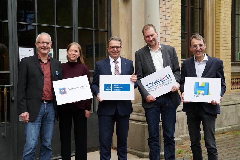 Jubel an der LUH bei der Verkündung der Förderentscheidung: Drei Cluster der Universität gehen in die Verlängerung – LUH-Präsident Prof. Dr. Volker Epping (M.) mit den Sprecherinnen und Sprechern der Cluster.