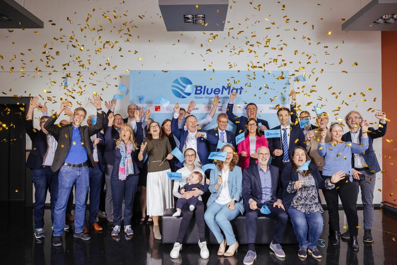 Das erfolgreiche BlueMat-Team mit Präsidium der TU Hamburg, Senatorin und Statsrätin 