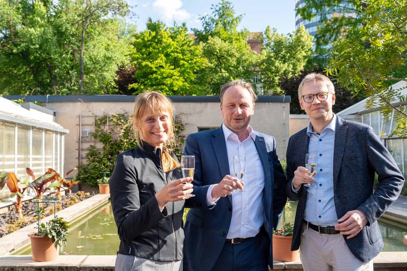 Prof. Dr. Kirsten Küsel, Sprecherin des Exzellenzclusters "Balance of the Microverse", Prof. Dr. Andreas Marx, Präsident der Universität Jena und Prof. Dr. Johannes Grave, Sprecher der Exzellenzclusters "Imaginamics" (v. l.). 