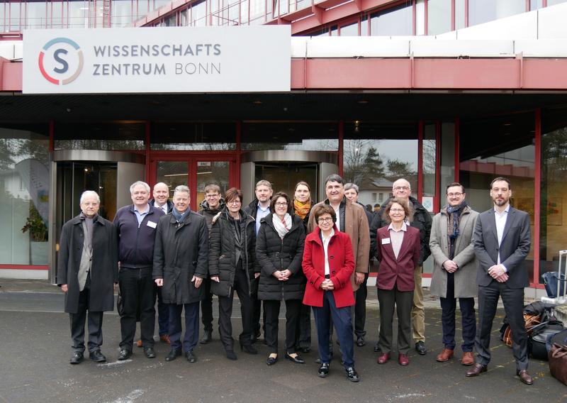 Das RESOLV-Team mit den Bochumer und Dortmunder Rektoren sowie dem bei der Begutachtung in Bonn beisitzende Landesvertreter, Sebastian Kunert, vom NRW-Ministerium für Kultur und Wissenschaft 