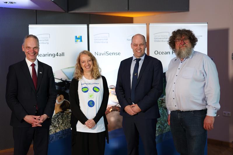 Freude über den sensationellen Erfolg (v.l.n.r.): Unipräsident Prof. Dr. Ralph Bruder, Prof. Dr. Christiane Thiel, Sprecherin Hearing4all, Prof. Dr. Henrik Mouritsen, Sprecher NaviSense, und Prof. Dr. Helmut Hillebrand, Oldenburger Sprecher Ocean Floor.