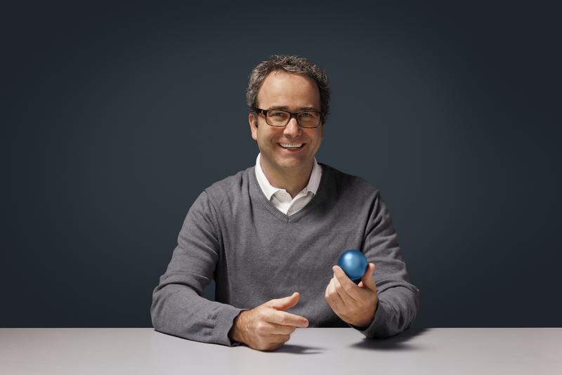 PSI-Physiker Aldo Antognini freut sich über ein weiteres grundlegendes Ergebnis seiner Forschung in der Atomphysik, das er mit seinem Team und innerhalb einer internationalen Kooperation erzielt hat.