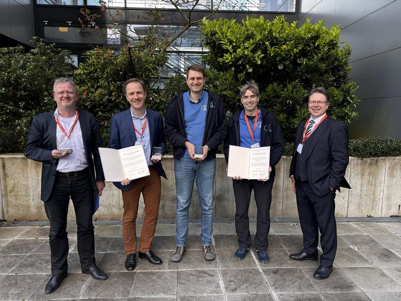 Representatives of the honored institutes and companies after the award ceremony, f.l.t.r. Dr. Erik Beckert (IOF), Dr. Sebastian Händschke (DIHP), Dr. Kevin Füchsel (Quantum Optics Jena),), Dr. Oliver de Vries (Quantum Optics Jena GmbH), Dr. Lutz Schröter