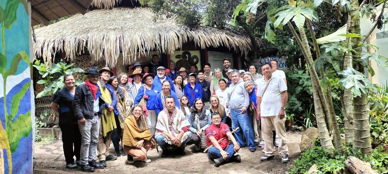 Die Studienautorinnen und -autoren im Austausch mit der Guardia Indígena Muisca aus dem Altiplano von Bogotá, um die Forschungsergebnisse und ihre Präsentation unter Berücksichtigung der lokalen Geschichte, Werte und Traditionen zu diskutieren.