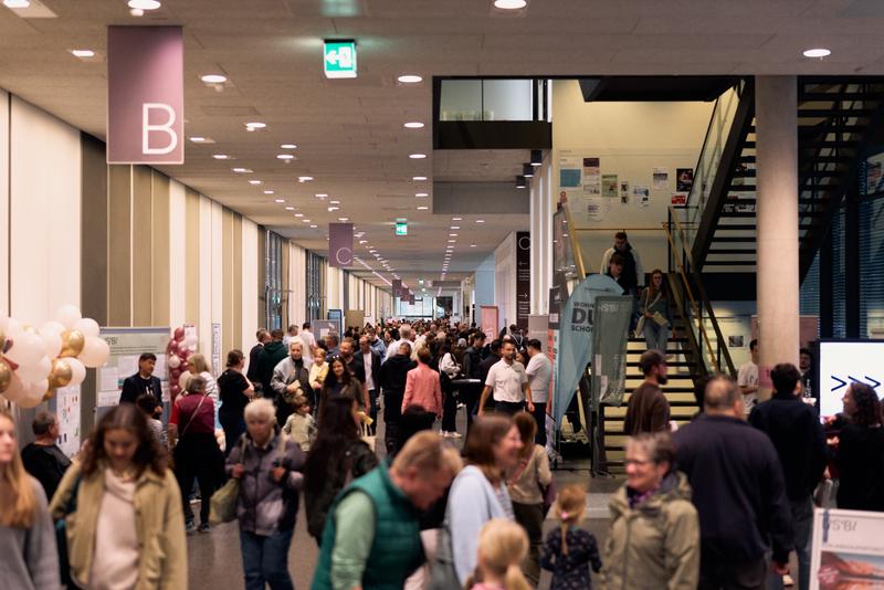 Mehr als 140 Programmpunkte spiegelten die Vielfalt der Hochschule wider, darunter Infoveranstaltungen, Schnuppervorlesungen und Experimente zum Mitmachen. 