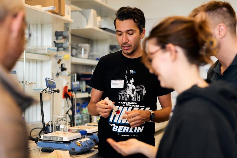 Nachhaltige Schädlingsbekämpfung in der Landwirtschaft: Einen Einblick in den Laboralltag und spannende Experimente gab es beim Tag der offenen Tür der Hochschule Bielefeld. 