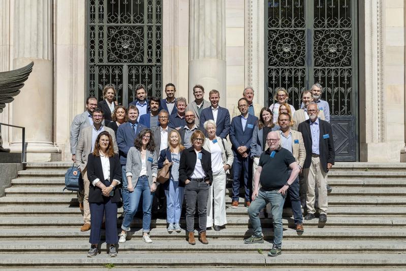Gruppenfoto der Konferenzteilnehmer:innen vor dem Museo Arqueológico Nacional. 