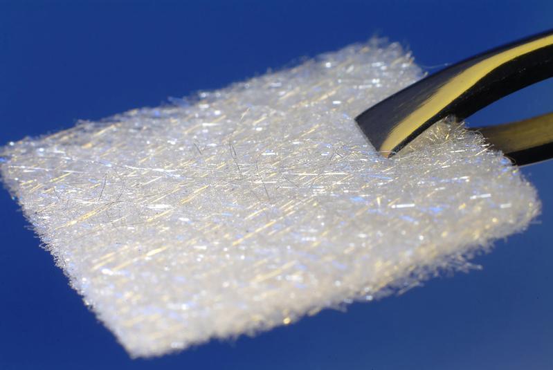 So sehen die Vliese aus Kieselgelfasern aus, die für einen Einsatz in der Krebstherapie weiterentwickelt werden.