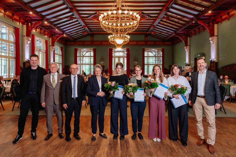 V. l .n. r.: Jurymitglied Peter Weber, Jurymitglied Prof. Klaus Holschemacher, BIVO-Präsident Jörg Muschol, Infrastrukturministerin S.-Anhalt Dr. Lydia Hüskens, Mia Krüger, Antonella Polzin, Josefine Knoche, Oliwia Fila, BIVO-Haupt-GF Dr. Robert Momberg 