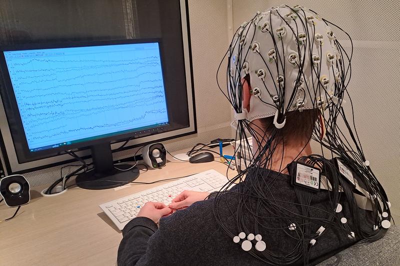 Proband in der EEG-Kabine