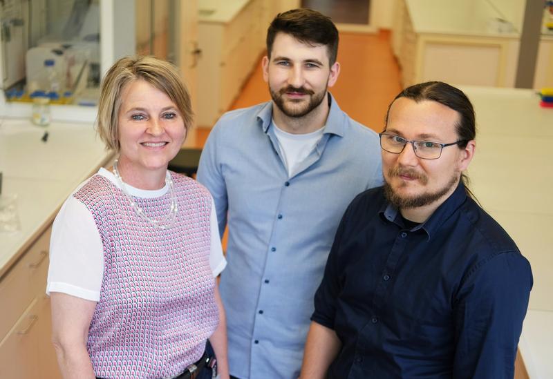 Alexandra K. Kiemer, Simon Both (Mitte) und Martin Empting (r.) kamen einer Schwachstelle von Tumoren auf die Spur: einem Protein, über das die Energieversorgung der Krebszellen angegriffen werden kann.