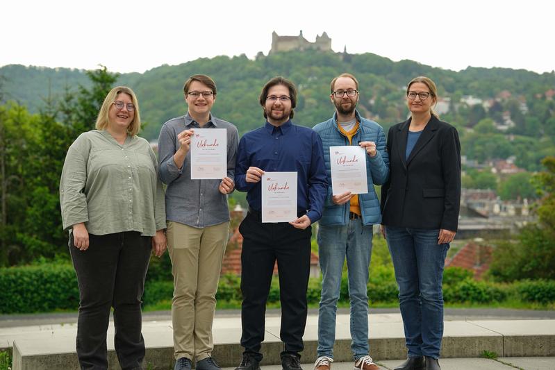 Dr. Renate Lucke (links) und Prof. Dr. Karin Meißner (rechts) mit drei der neuen Promovierenden: Jan Lützelberger, Sepehr Farid und Tim Menzner.