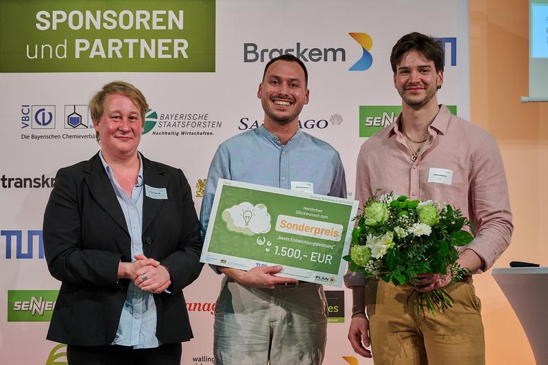 Überreichung des Sonderpreises durch Prof. Dr. Anja Faße, Prorektorin des TUM Campus Straubing (li.), an das Team Looppack (v. li.): Patrick Grimmeisen und Tomás Federico Kochendörfer