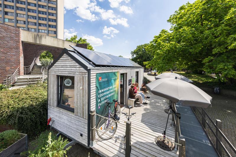 Im und rund um das Tiny House auf dem Campus Von-Melle-Park finden viele Programmpunkte der Sustainability Week der Universität Hamburg statt.