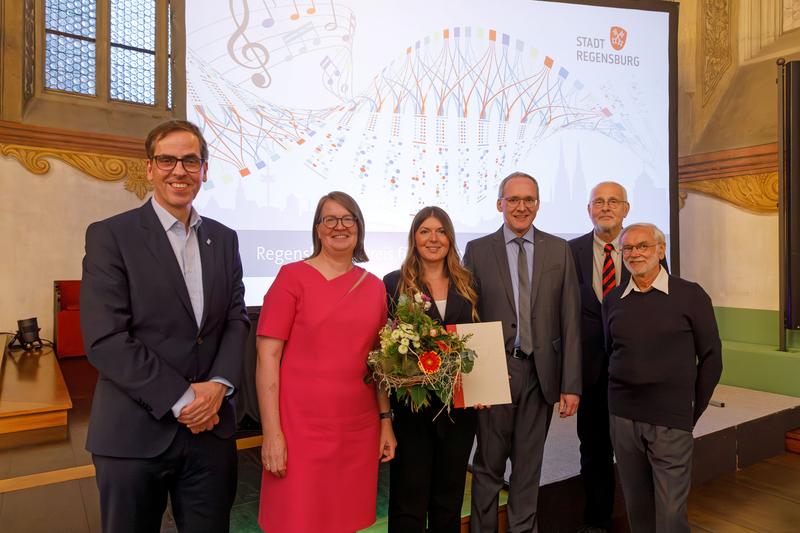 Präsidium und Professoren der OTH Regensburg gratulierten der Preisträgerin Dr. Andrea Reindl.