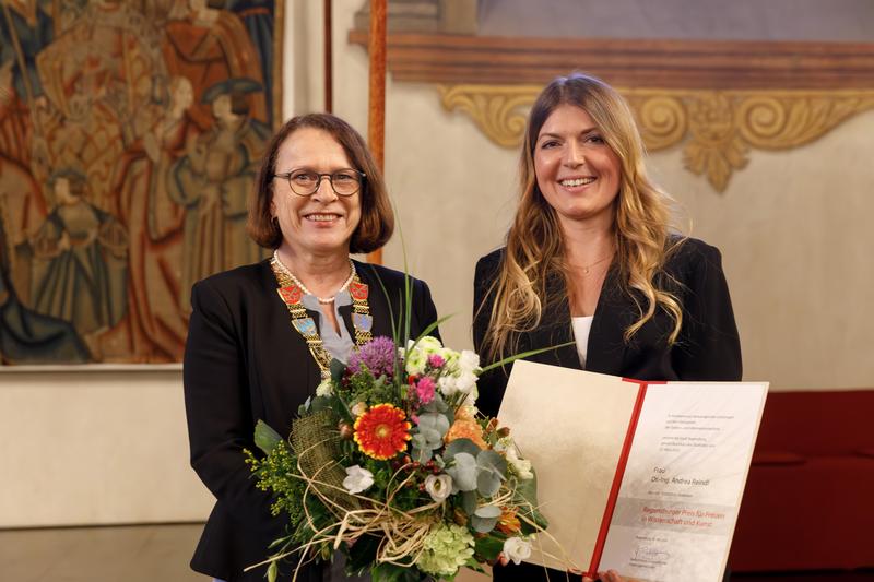 Dr. Andrea Reindl (rechts) erhielt den Regensburger Preis für Frauen in Wissenschaft und Kunst aus den Händen von Oberbürgermeisterin Gertrud Maltz-Schwarzfischer. 
