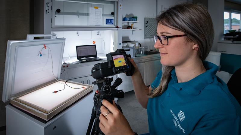Franziska Schulze, Wissenschaftliche Mitarbeiterin des Forschungsbereiches „Leichtbau im Bauwesen“, untersucht im Labor des Instituts für Strukturleichtbau mit einer Wärmebildkamera die Verbindung der Membran der „Bücherwolke“ mit Punkthaltern.