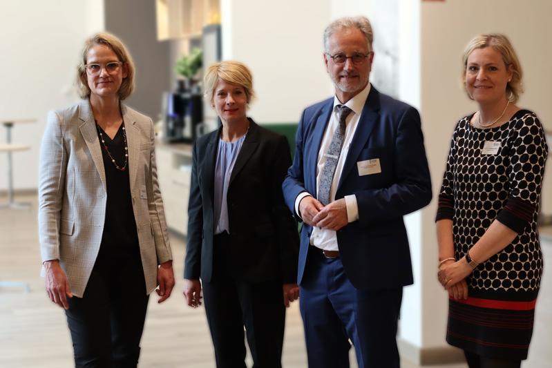 V.l.n.r.: Dr. Silke Heinemann, Leiterin Abt. Medizin- und Berufsrecht, Prävention, BMG, Barbara Bitzer, Sprecherin der DANK-Initiative, Prof. Rolf-Detlef Treede (Präsident der AWMF), Prof. Julia Weinmann-Menke (Präsidiumsmitglied AWMF)