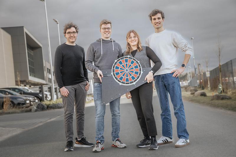 Das Studierenden-Team vom Campus Gütersloh der HSBI : (v.l.) Pierre Louis Detemble, Felix Lütkebohle, Jule Brede und Linus Bröker präsentieren ihre Dartscheibe „Bull’s Eye“. 