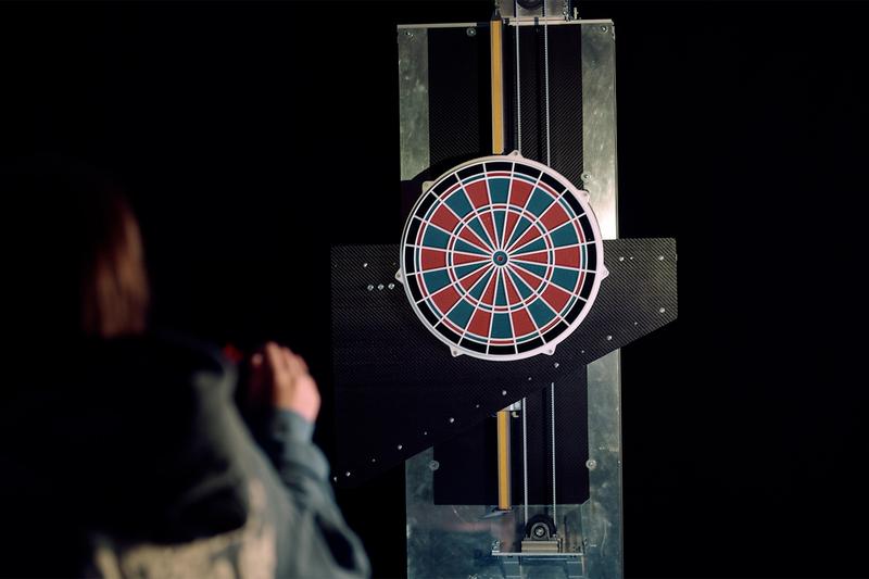 Praxsiprojekt Dartscheibe: Am Campus Gütersloh der HSBI hat ein vierköpfiges Entwickler:innenteam aus dem praxisintegrierten Studiengang Mechatronik/Automation eine intelligente Dartscheibe entwickelt. 