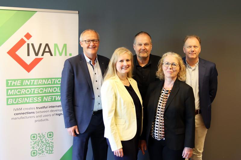 v.l.n.r. Martin Hovestadt (Jüke Systemtechnik GmbH), Dominique Bouwes (Vorstandsvorsitzende), Dr. Reinhard Völkel (Focuslight Switzerland SA), Bärbel Schilling (stellvertretende Vorstandsvorsitzende), Dr. Albert Hasper (Phix B.V.)