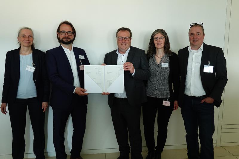 Die Projektpartner und der NRW-Minister: (v.l.) Prof. Dr. Kathrin Klamroth und PD Dr. Michael Stiglmayr von der Bergischen Universität Wuppertal, Minister Oliver Krischer sowie Tanja und Jens Leuven vom Forschungsbüro bueffee.