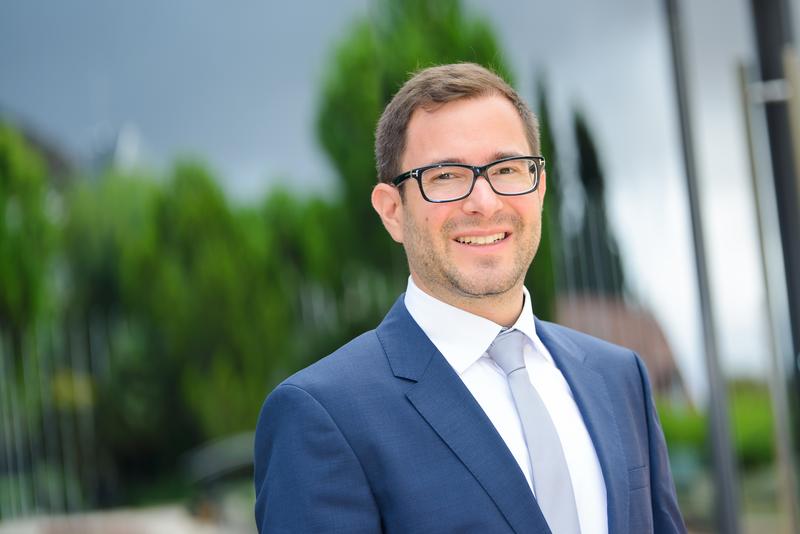 Sebastian Hafenbrädl, Associate Professor of Managing People in Organizations der IESE Business School: Ein Ehrlichkeitseid, richtig formuliert, verringert Alltagsbetrug und Steuerhinterziehung.