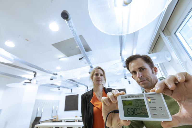 Christina Hopfe and Robert McLeod from the Institute of Building Physics, Services, and Construction at TU Graz with a CO2 sensor.