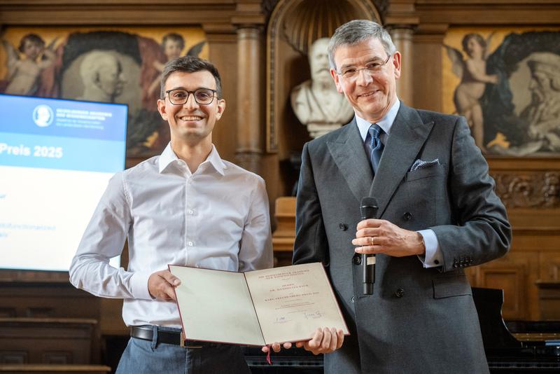 Lutz Gade (r.), Vorstandsmitglied der HAdW, überreicht den Karl-Freudenberg-Preis an den Chemiker Maximilian Baur (l).