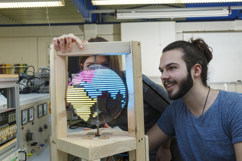 Moderne Labore, internationale Gruppenarbeit und praxisorientierte Ausbildung – der neue Bachelorstudiengang International Electrical Engineering verbindet Technik mit globaler Perspektive. 