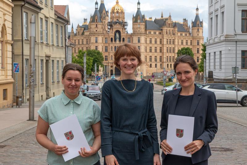 v.l. Prof. Dr. Josephine Maria Thomas, Staatssekretärin Susanne Bowen,  Prof. Dr. iur. Laura Schmitt