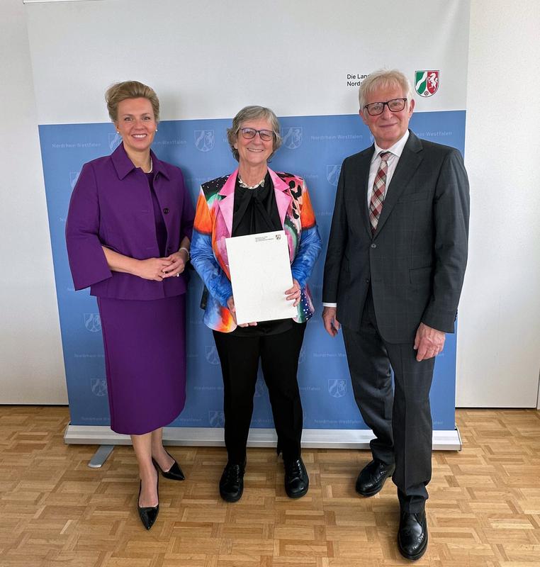 Ina Brandes, Ministerin für Kultur und Wissenschaft des Landes Nordrhein-Westfalen, überreichte Prof. Dr. Edeltraud Vomberg die Ernennungsurkunde für ihre zweite Amtszeit als Präsidentin der Hochschule Düsseldorf.