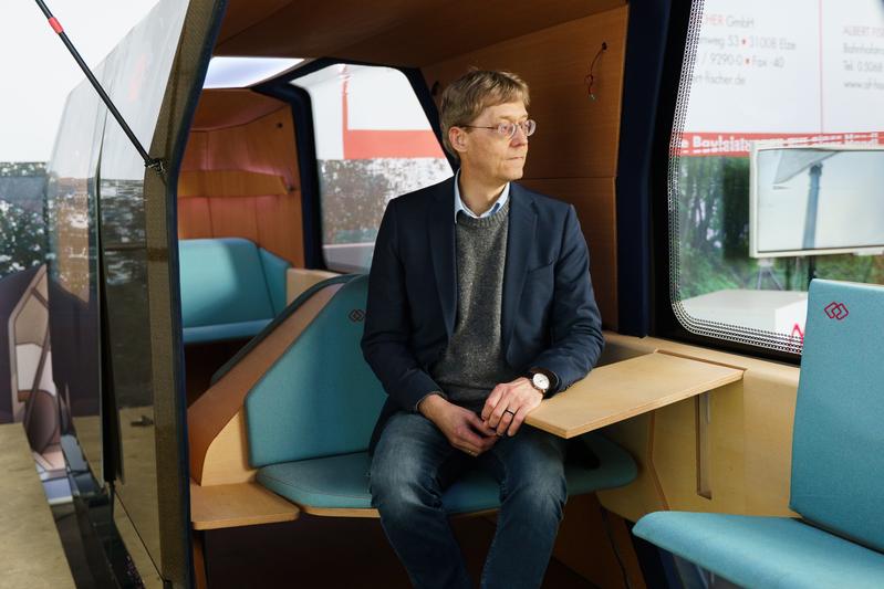 Prof. Dr. Rolf Naumann ist Experte für Bahnverkehr und leitet das MONOCAB-Projekt an der Hochschule Bielefeld (HSBI). 