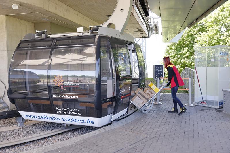 Den Pakettransport per Seilbahn testen derzeit die Hochschule Darmstadt, DHL und die Seilbahn Koblenz.