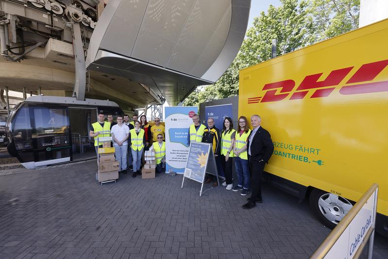 Zum wissenschaftlichen Team gehören Prof. Dr. Johanna Bucerius (5vl) und Prof. Dr. Dirk Wollenweber (5vr) von der Hochschule Darmstadt. Vierter von rechts ist Peter Mayer, Regionaler Politikbeauftragter Deutsche Post DHL.