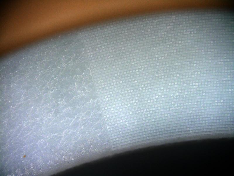Die Kombination aus PFAS-freier Beschichtung und laserbasierter Mikrostrukturierung (rechts) ermöglicht den Einsatz von wasserbasierten Schmiermitteln. 