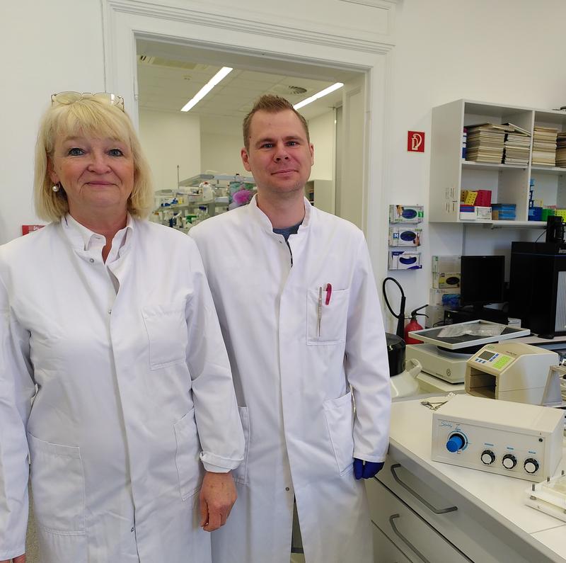 Prof. Nicole Endlich und Dr. Felix Kliewe neben dem speziell angefertigten Dehnungsapparat, der Bluthochdruck simuliert.