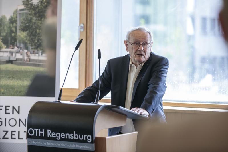 Die Initiative zum Neubau geht auf den Regensburger Unternehmer und Stifter Dr. Johann Vielberth zurück, der das Projekt mit einer Spende von drei Millionen Euro maßgeblich unterstützt. 