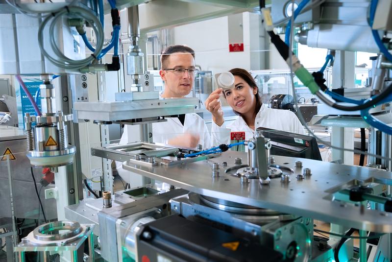Experts at Fraunhofer IVV are optimizing a packaging production process. 