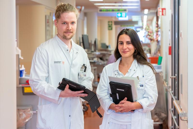 Dr. Sven Richter und Elida Hasani leiten am Uniklinikum Dresden zwei Studien, die untersuchen, wie sich die KI-gestützte Übersetzung von Arztbriefen und Befunden auf die Arzt-Patienten-Kommunikation auswirkt.