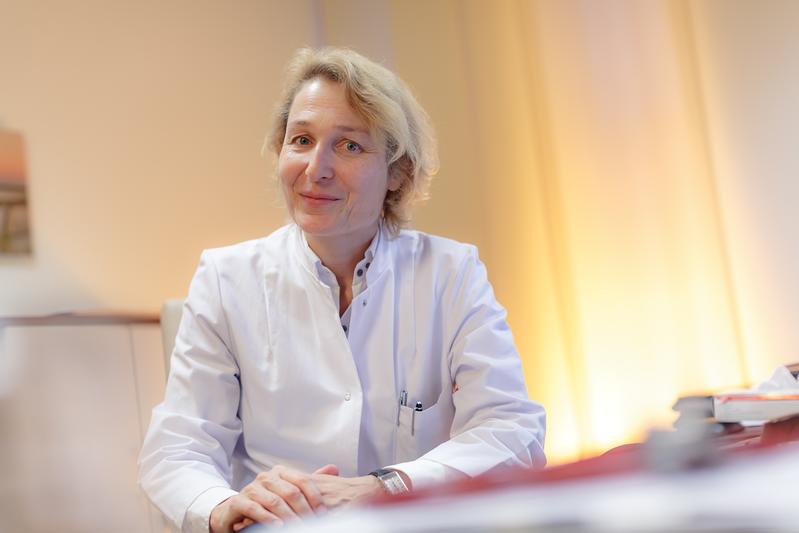   Anke Reinacher-Schick ist Klinikdirektorin der Onkologie und Hämatologie im St. Josef-Hospital Bochum, Klinikum der Ruhr-Universität Bochum. 